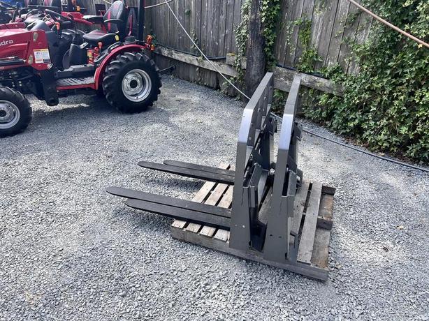 2024 Braber Equipment Regular Duty Skid Steer Pallet Forks BE-PF3042LBO500J image 1