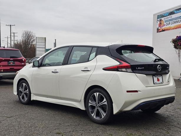 2022 Nissan LEAF SV Hatchback image 4