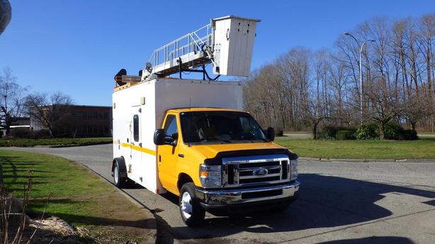 2015 Ford Econoline E-450 Cube Van With Bucket image 2