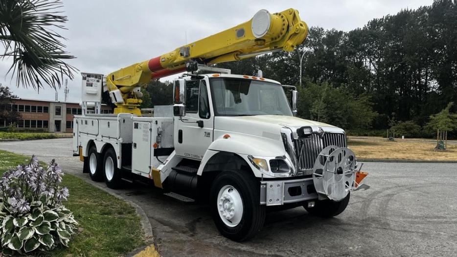 2006 International 7500 55 Foot Bucket truck With Air Brakes Diesel display photo