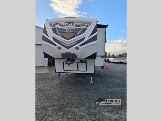 Used 2015 Keystone RV Fuzion 325 image 2