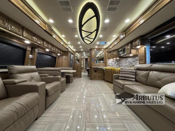 Used 2019 Fleetwood RV Discovery LXE 44H image 8