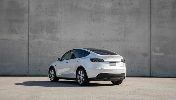 2023 Tesla Model Y Long Range AWD | Heated Seats! image 5