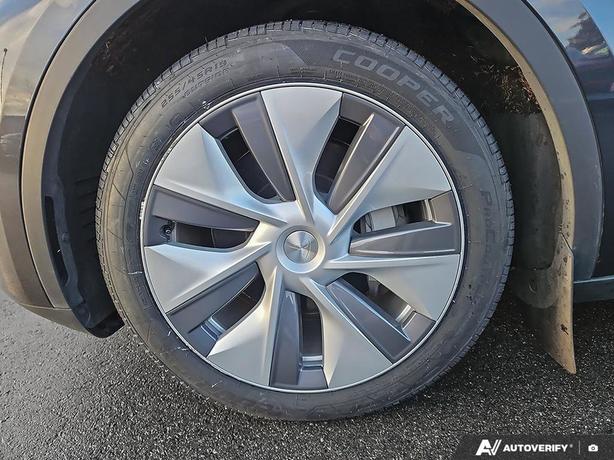 2024 Tesla Model Y Long Range AWD | GPS Navigation | Heated Seats! image 6