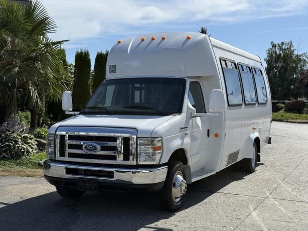 2013 Ford Econoline E-350 Super Duty 13-Passenger Wheelchair Lift Bus image 4