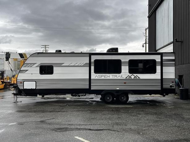 2022 Aspen Trail 28 Foot Travel Trailer With 1 Slide Out image 4