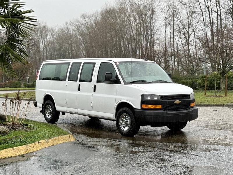 2021 Chevrolet Express 3500 Extended 11-Passenger Van display photo