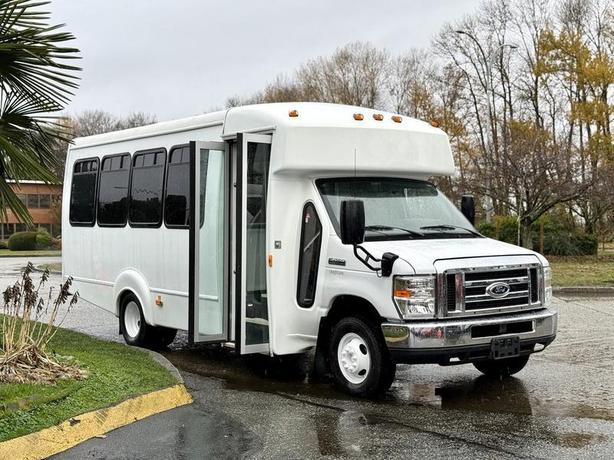 2015 Ford Econoline E450 Super Duty 21 Passenger Bus image 1