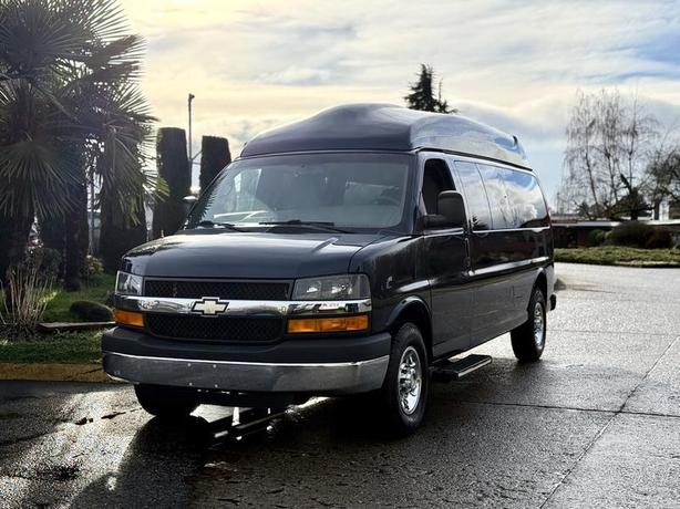 2015 Chevrolet Express 2500 Extended 5-Passenger Van with Wheelchair Lift image 4