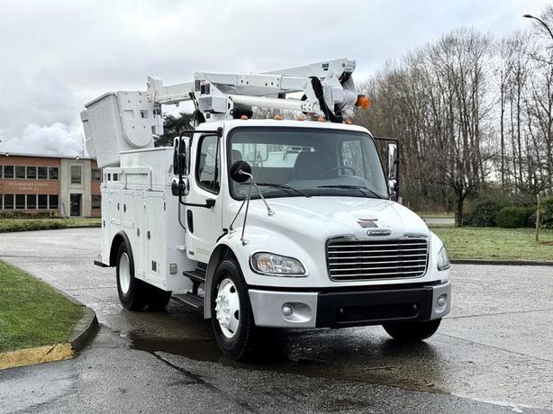 2005 Freightliner M2 106 Altec Bucket Truck with Service Body image 2