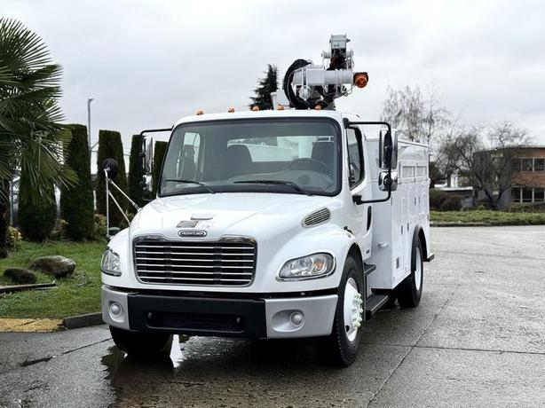 2005 Freightliner M2 106 Altec Bucket Truck with Service Body image 4