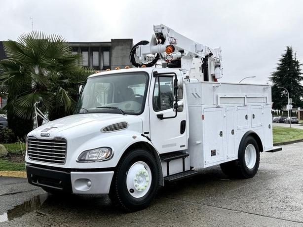 2005 Freightliner M2 106 Altec Bucket Truck with Service Body image 5