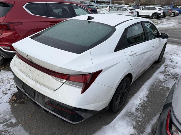 2024 Hyundai Elantra Preferred HEATED SEAT/ STEERING WHEEL! BLIND SPOT! LOW KMS! image 3