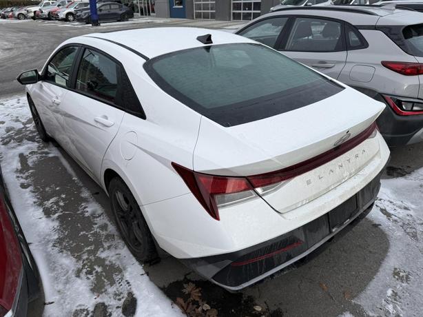 2024 Hyundai Elantra Preferred HEATED SEAT/ STEERING WHEEL! BLIND SPOT! LOW KMS! image 4