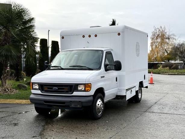 2007 Ford E-350 Super Duty Diesel 10-Foot Cube Van with Rear Work Shelves image 4
