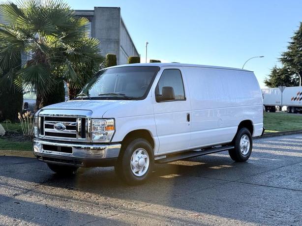 2008 Ford Econoline E-250 Super Duty Cargo Van image 5