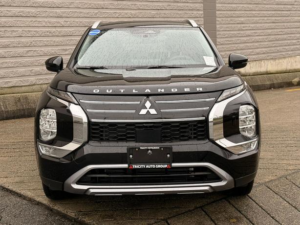 2025 Mitsubishi Outlander image 3