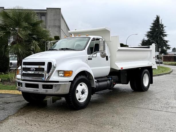 2011 Ford F-750 XL Super Duty Cummins 12-Foot Dump Truck with Air Brakes image 5