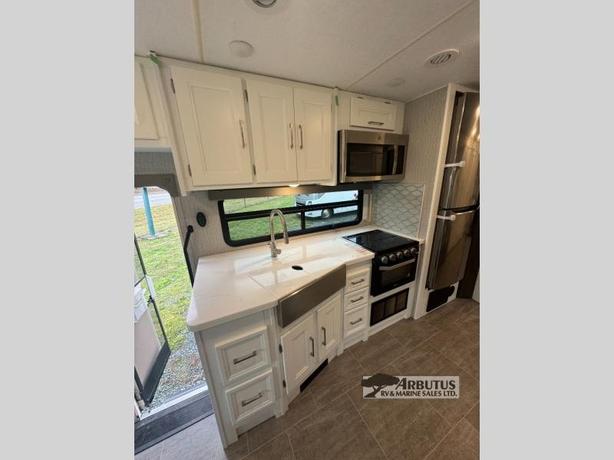 Used 2022 Coachmen RV Mirada 32LS image 6
