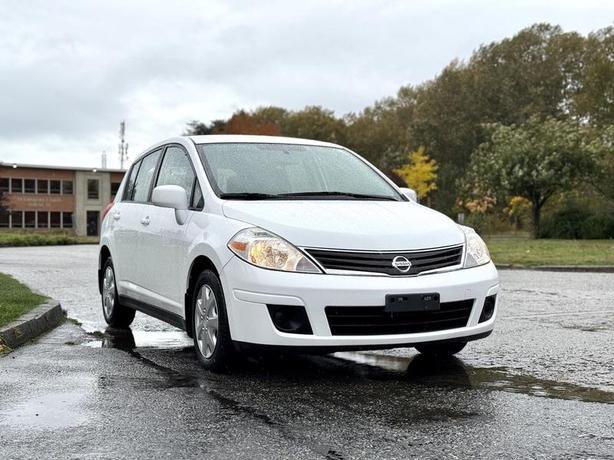 2012 Nissan Versa 1.8 S Hatchback image 2