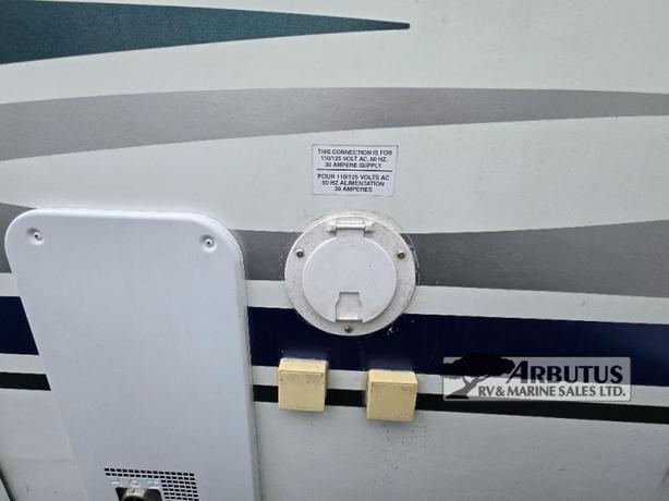 Used 2006 Fleetwood RV Wilderness Yukon 25.5RKS image 8