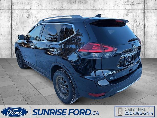 2017 Nissan Rogue SV - SLEEK DESIGN, SMOOTH RIDE, AND IMPRESSIVE FUEL ECONOMY image 7