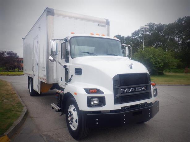 2021 Mack MD 24 Foot Cube Van with Air Brakes Dually Diesel image 2