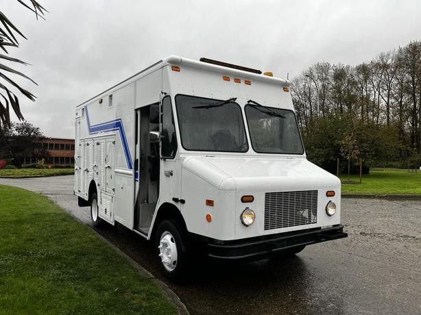 2005 Workhorse W-Series Service  Cargo Step Van With shelving image 1