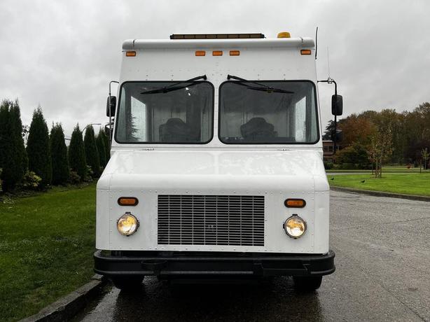 2005 Workhorse W-Series Service  Cargo Step Van With shelving image 4