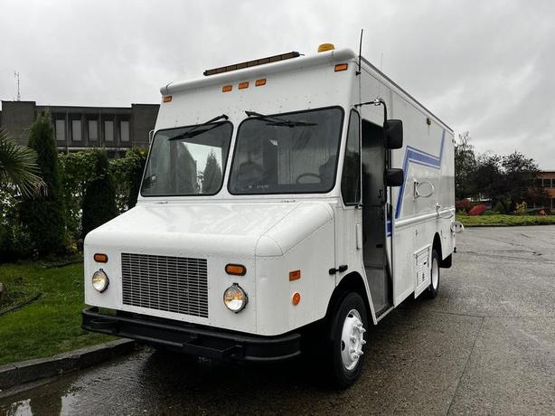 2005 Workhorse W-Series Service  Cargo Step Van With shelving image 5