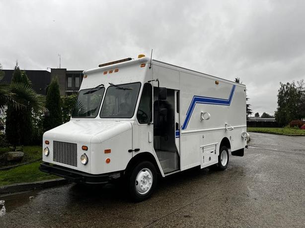 2005 Workhorse W-Series Service  Cargo Step Van With shelving image 6