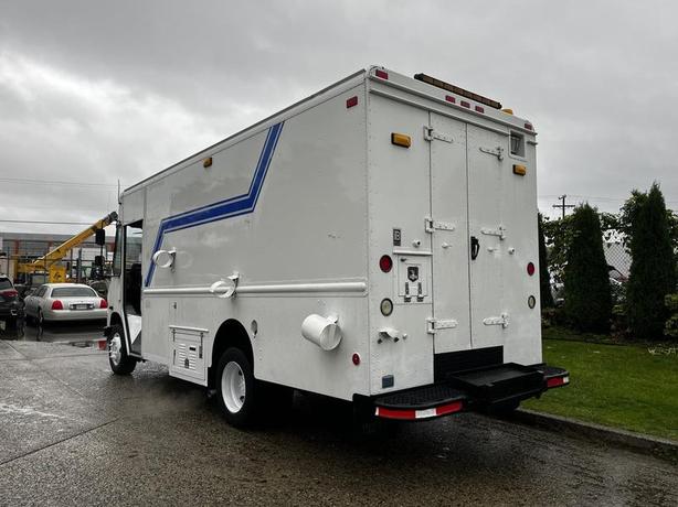 2005 Workhorse W-Series Service  Cargo Step Van With shelving image 8