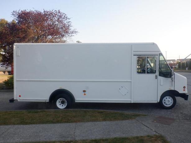 2006 Ford Econoline E-450 Utilimaster 16 Foot Cargo Step Van with Rear Shelving image 6