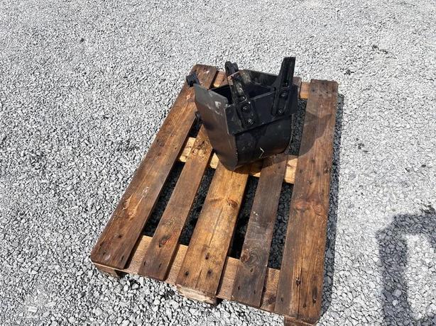 2019 Mahindra 2 Tooth 2638 Backhoe Bucket image 4