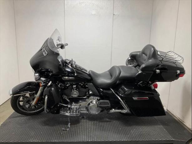 2017 Harley-Davidson Flhtcu Electra Glide Ultra Classic Motorcycle image 3