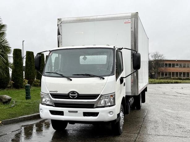 2019 Hino 195 18-Foot Cube Van with Power Lift Gate image 4
