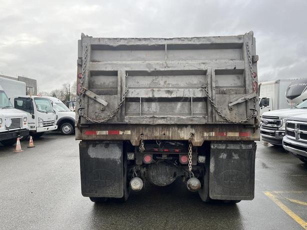 2003 International 5600i 6x4 Dump Truck with Air Brakes image 4