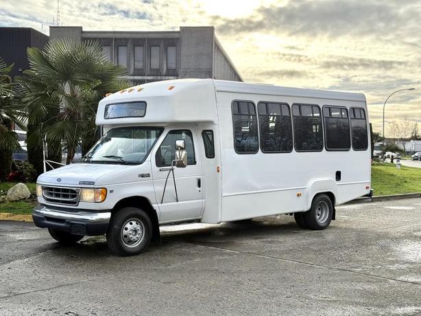 2002 Ford Econoline E-450 Super Duty 5-Passenger Bus with Wheelchair Lift image 5
