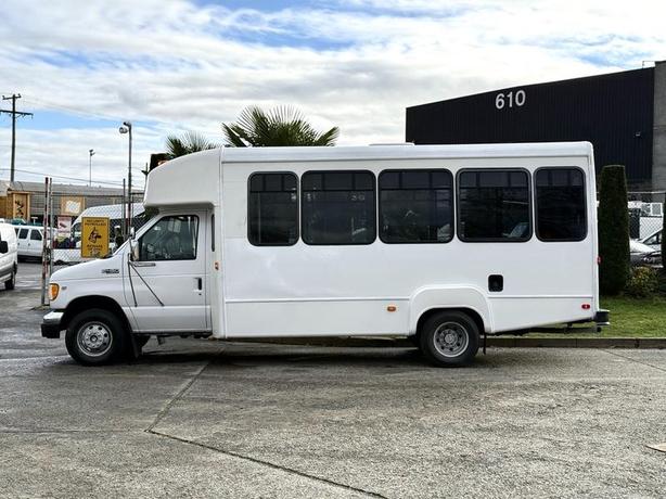 2002 Ford Econoline E-450 Super Duty 5-Passenger Bus with Wheelchair Lift image 6