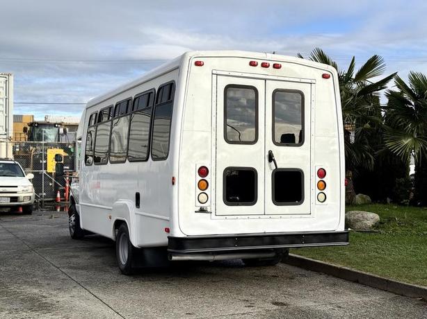 2002 Ford Econoline E-450 Super Duty 5-Passenger Bus with Wheelchair Lift image 8
