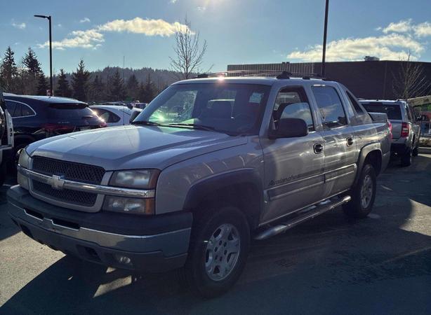 2004 Chevrolet Avalanche 1500 5dr Crew Cab 130 WB 4WD | No Reported Accidents! image 2
