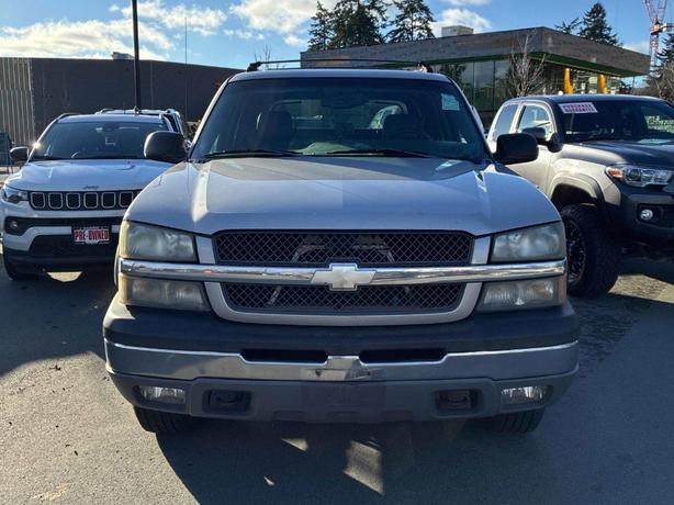 2004 Chevrolet Avalanche 1500 5dr Crew Cab 130 WB 4WD | No Reported Accidents! image 3