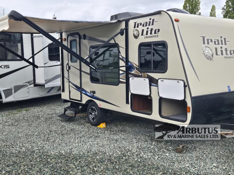 Used 2014 R-Vision Trail-Lite Crossover 189QB display photo