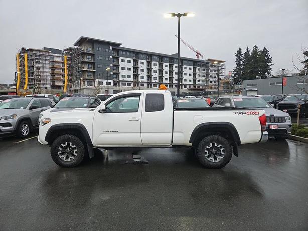 2017 Toyota Tacoma SR5 | Heated Seats | No Reported Accidents! image 3