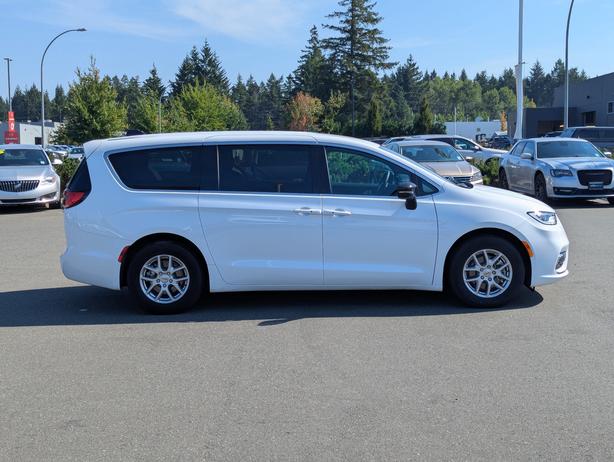 2024 Chrysler Pacifica Touring - No Accidents, Power Doors, Rear A/C image 5