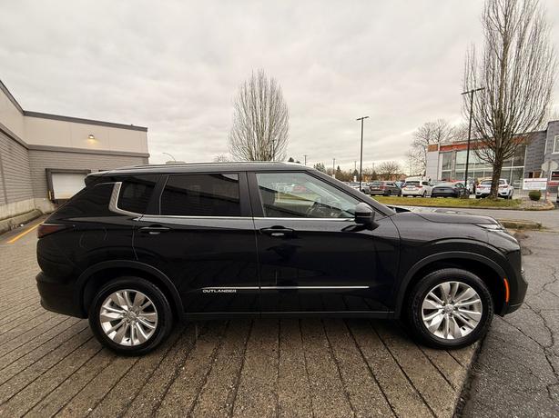 2025 Mitsubishi Outlander SE - No Accidents, Heated Seats, Manager Demo image 5