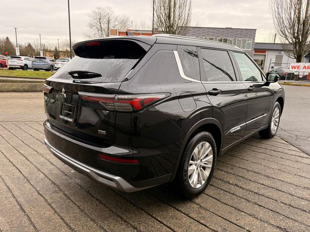 2025 Mitsubishi Outlander SE - No Accidents, Heated Seats, Manager Demo image 6