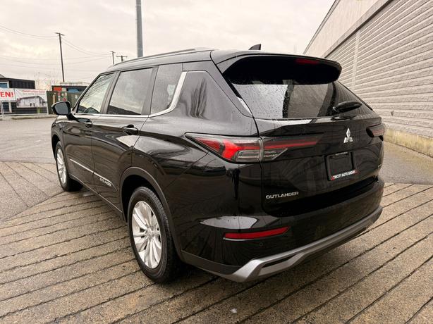 2025 Mitsubishi Outlander SE - No Accidents, Heated Seats, Manager Demo image 8