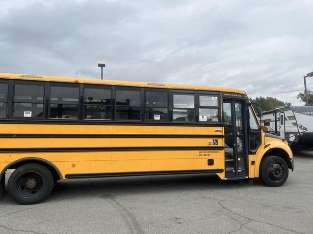 2007 Freightliner B2 22 passenger School Bus Air Brakes Diesel Wheelchair access image 7