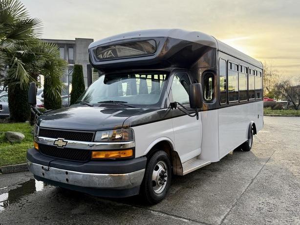 2019 Chevrolet Express 4500 22-Passenger Bus with Wheelchair Ramp image 4